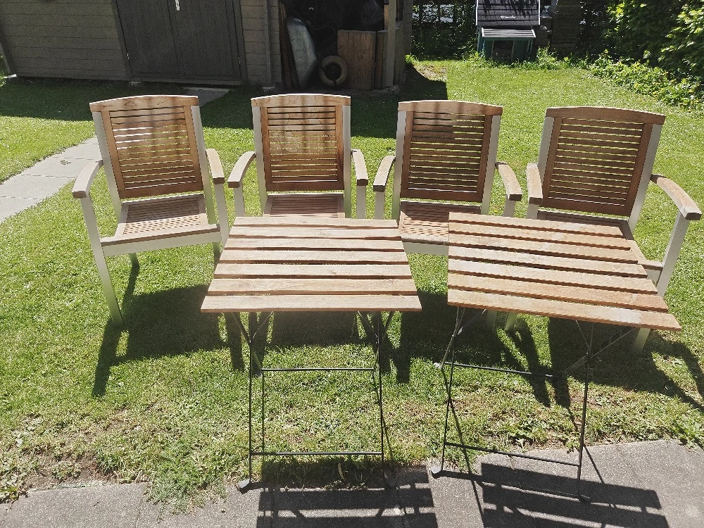 Tische und Stühle aus Holz