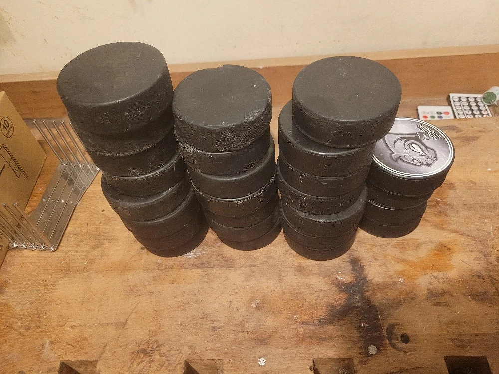 Verschenke Eishockey Pucks