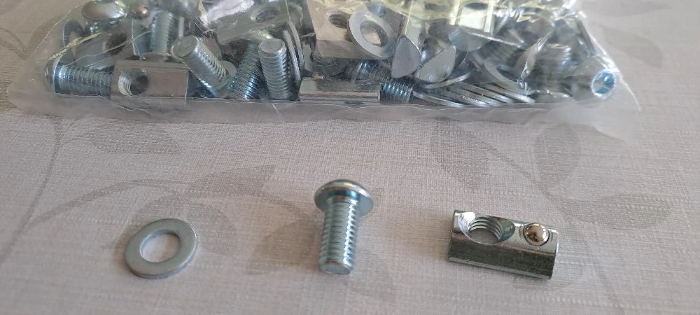 2 Säcke Schrauben mit Beilagscheiben