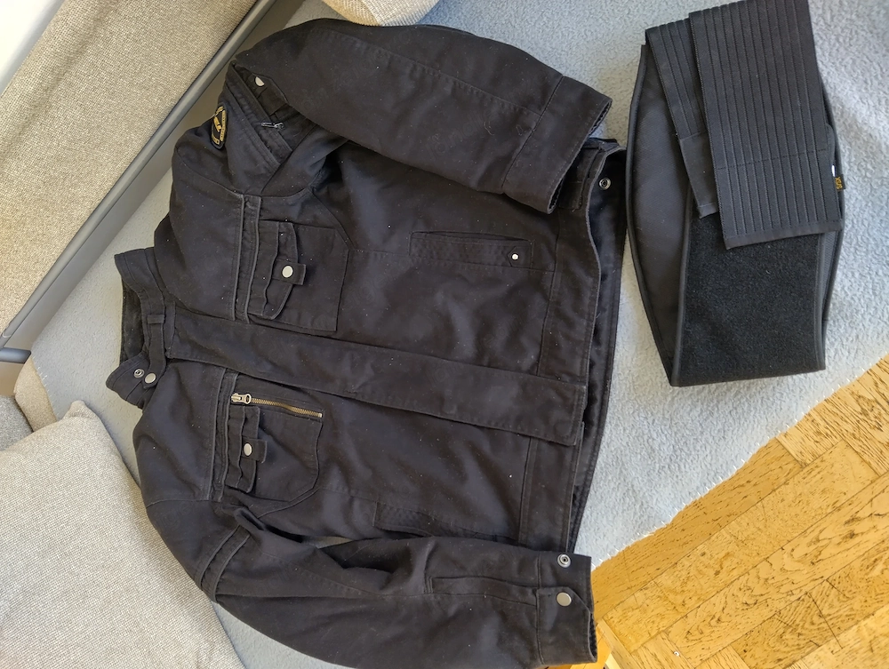 Motorradjacke und Nierengurt