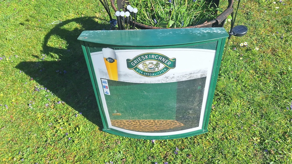 Werbe Kasten beleuchtet