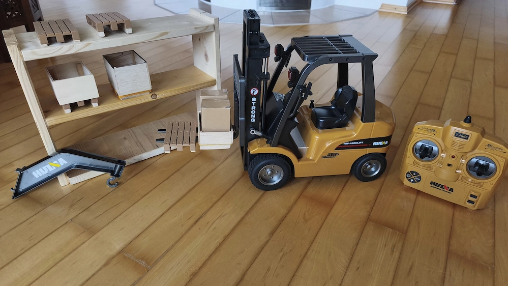 Großer neuwertiger RC Gabelstapler aus Metall M1:10