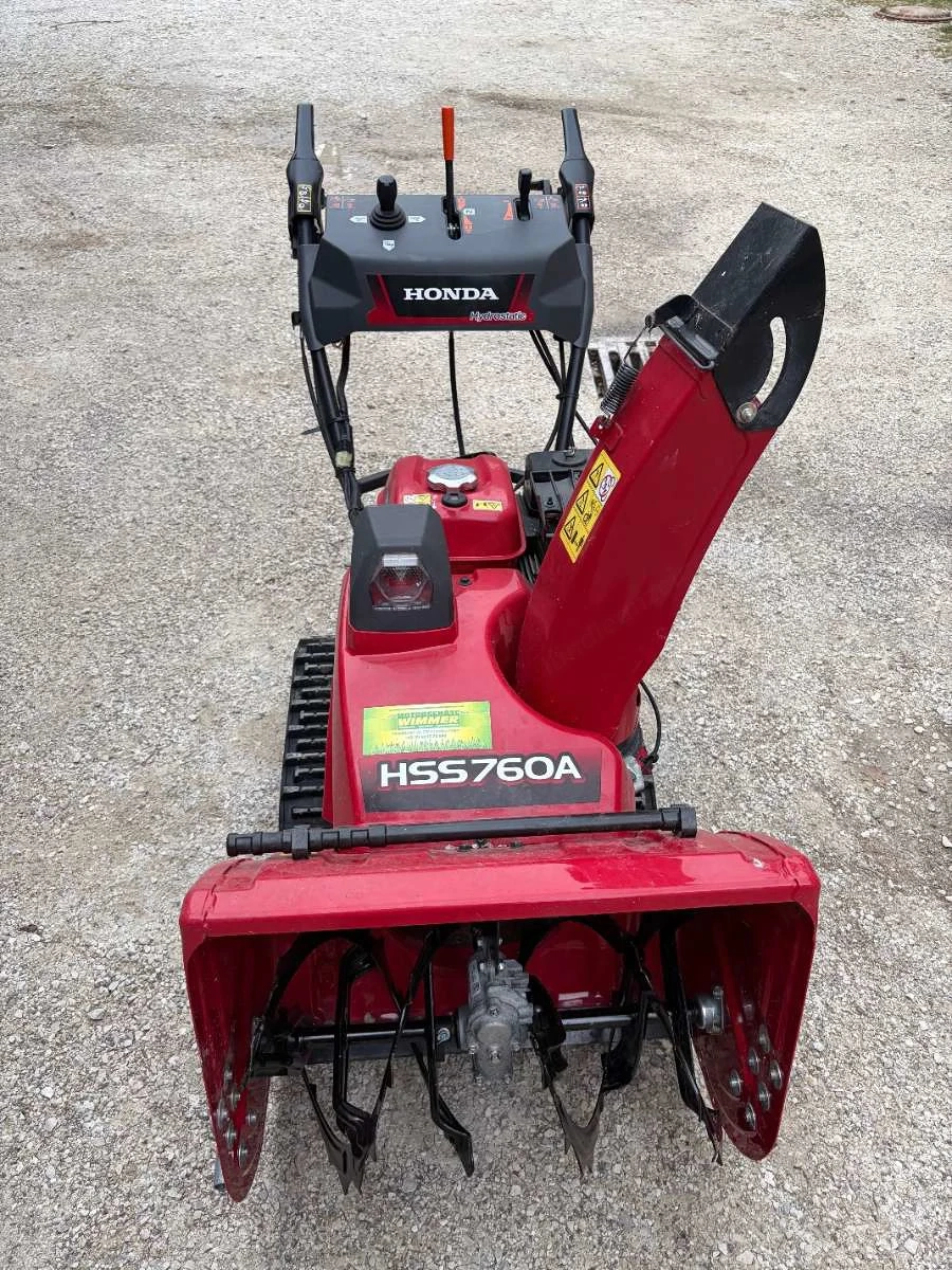 Honda HSS 760A mit Raupenantrieb und Schneeschild