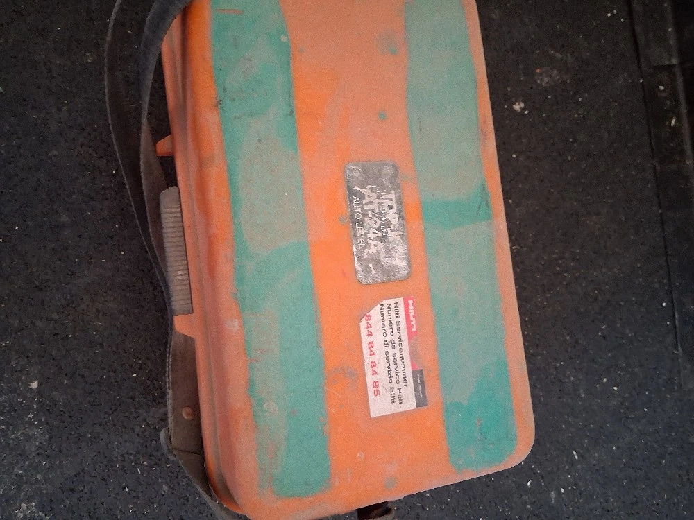 nivealier gerät mit stativ