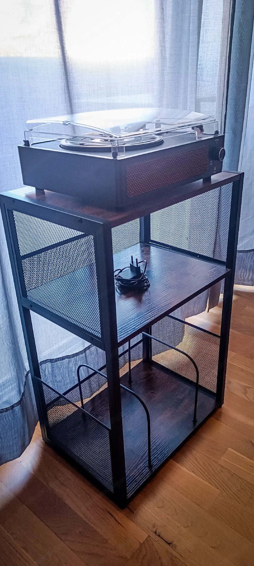 Schallplattenspieler + Regal