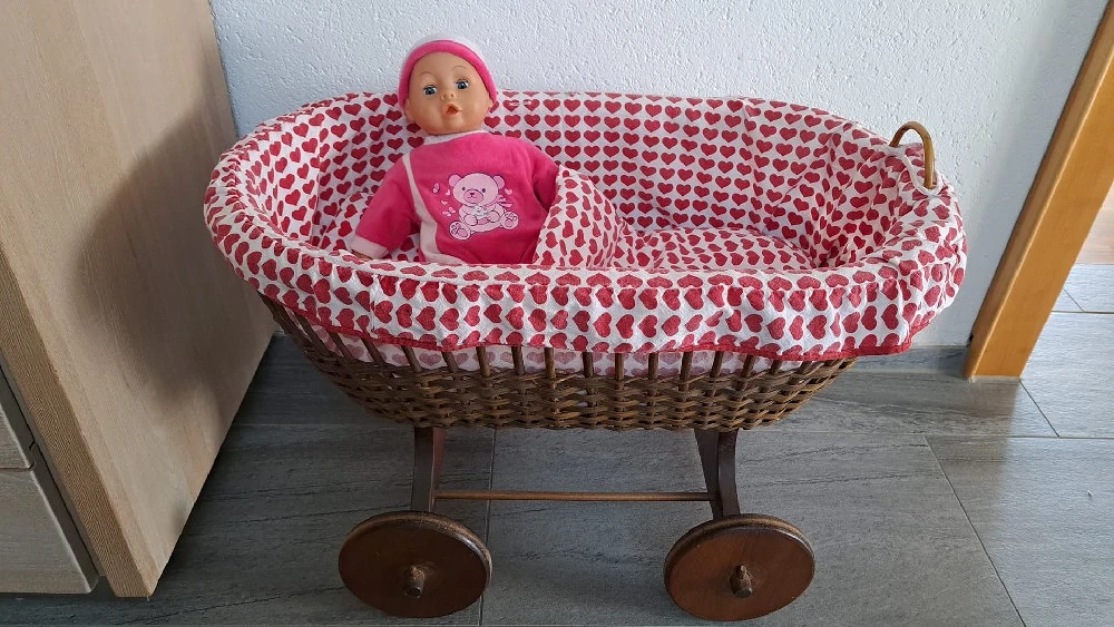 Stubenwagen mit Puppe