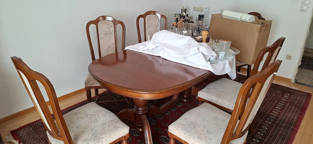 Tisch Antik ausziehbar inkl. Stühle 