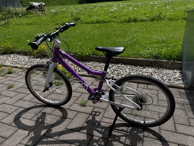 Woom 4 mit Ständer in gutem Zustand zu verkaufen.