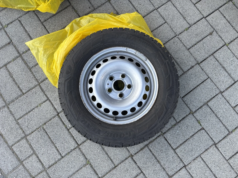 Sommer- und Winterreifen mit Felgen neuwertig