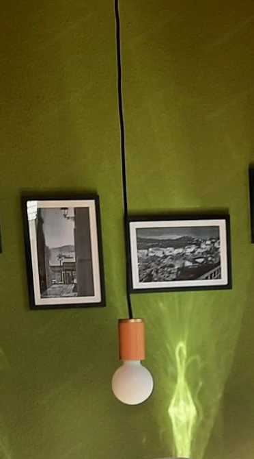 Schlichte Lampe mit Holzfassung