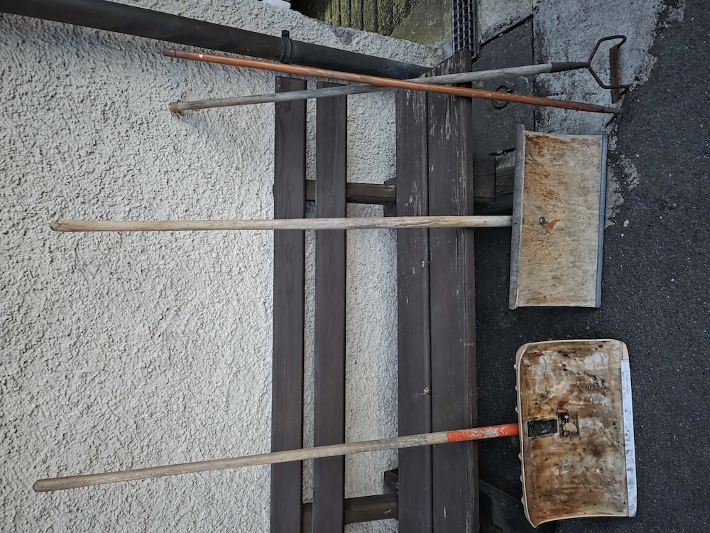 2x Schneeschaufel   2x Hacke