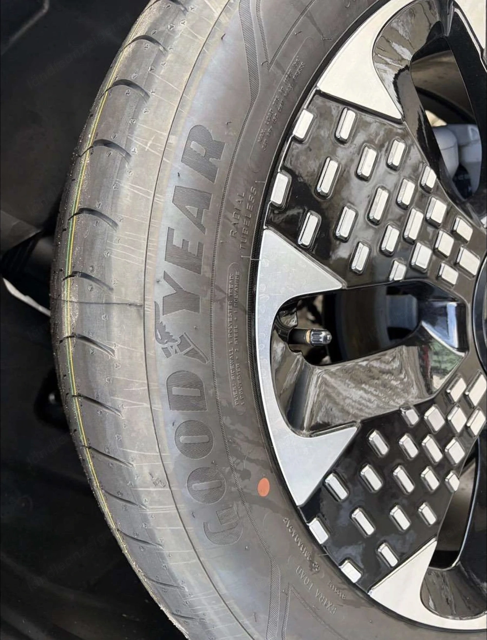 Sommerreifen, gefahren 4.0 km, das Auto umgerüstet auf Ganzjahresreifen.