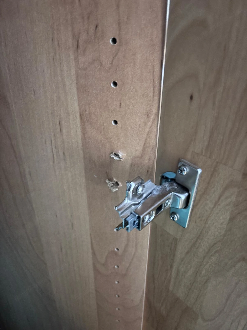 Kleiderschrank zu verschenken 