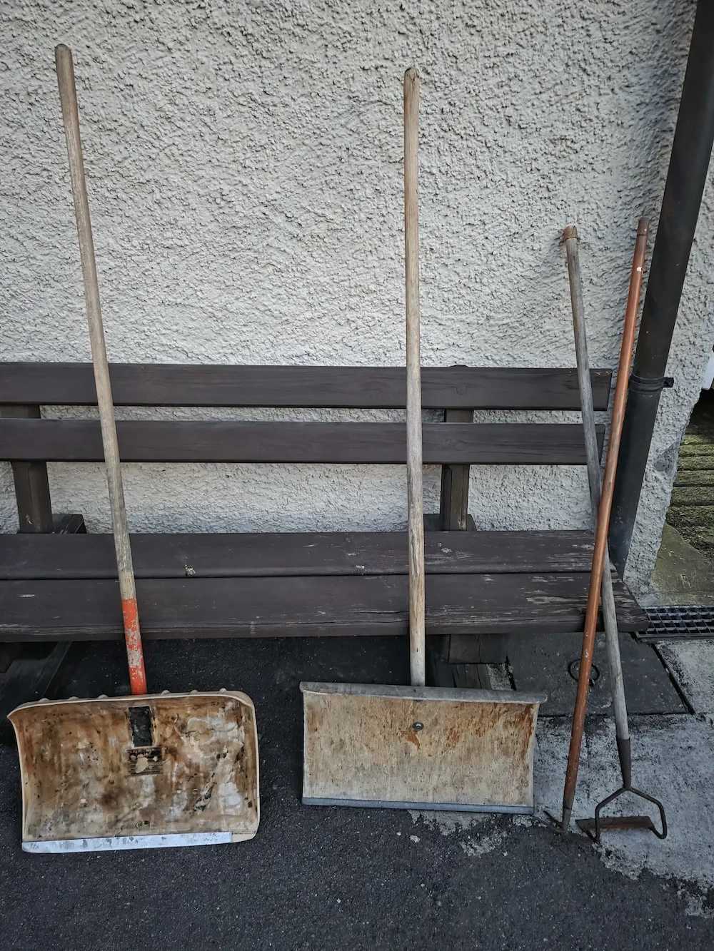 2x Schneeschaufel zu verschenken