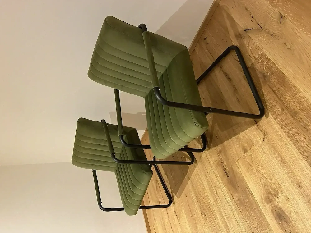 Zwei sehr schöne und hochwertige Stühle zu verkaufen. 