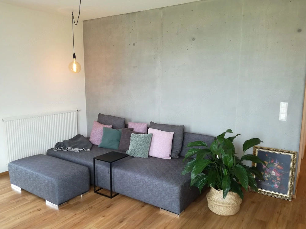 Couch mit Hocker und zwei Kissen, grau