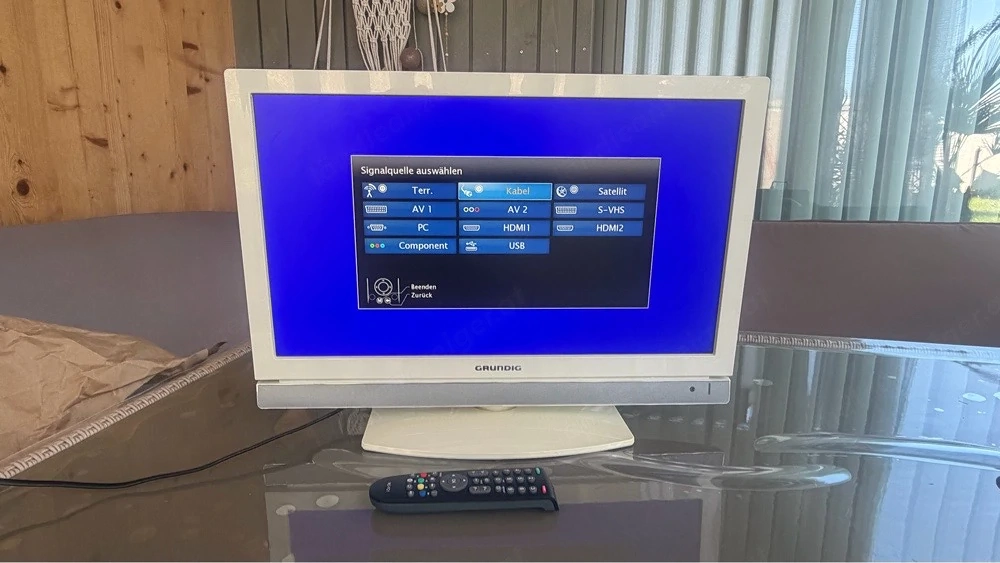 Grundig Tv&Fernseher, weiss  24 Zoll Funktioniert tip top.  Fernbedienung SAT Anschluss.