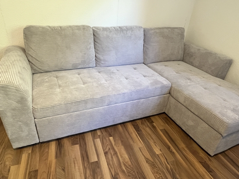 Graue Couch mit Courd