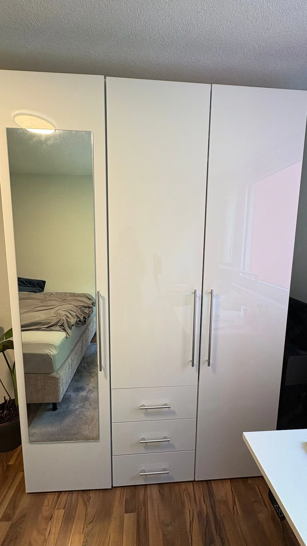 Weißer Schrank mit Spiegel