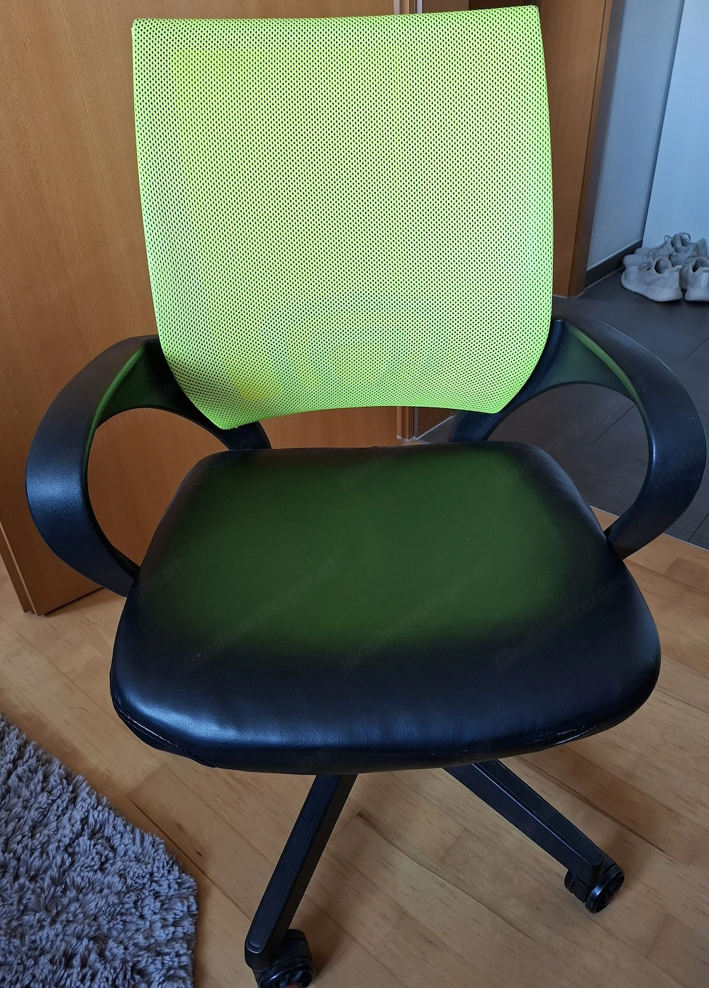 Drehstuhl grün  mit Schwarz 