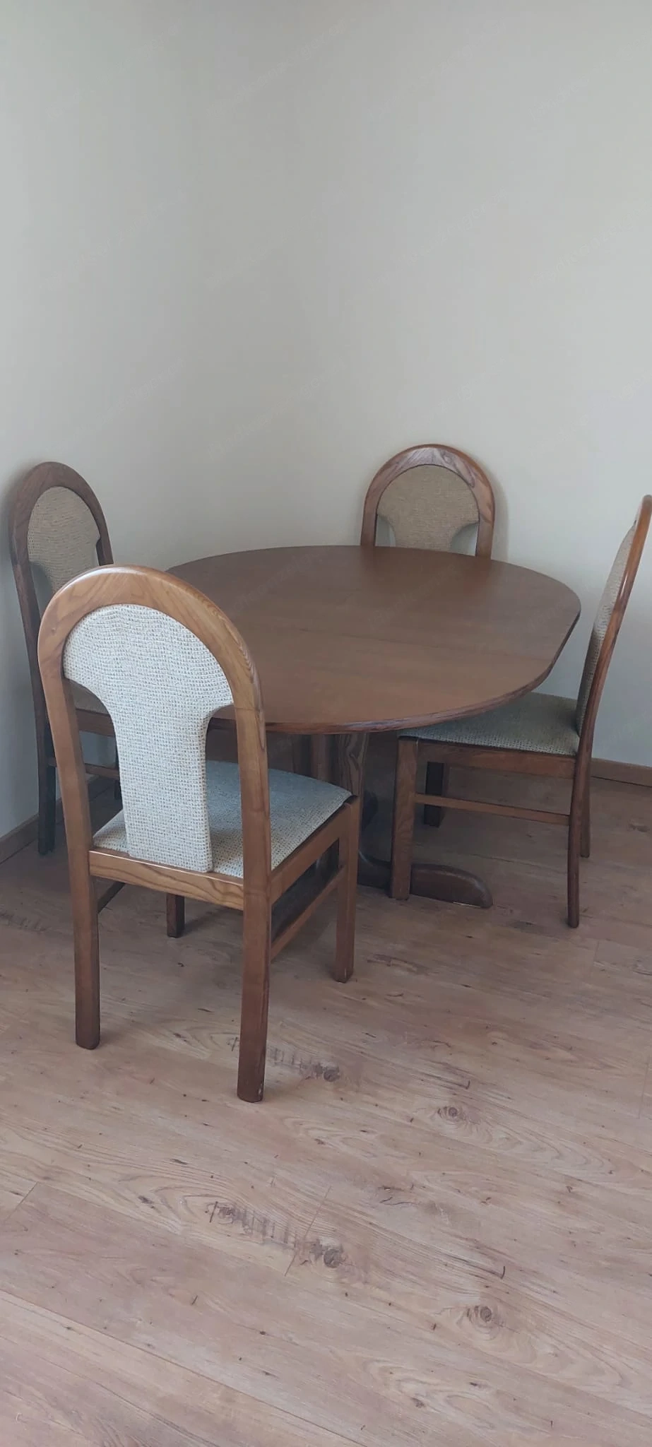 Esstisch mit 4 Stühlen zu verschenken