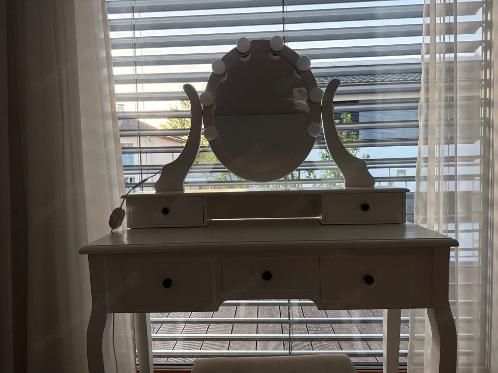 Schminktisch mit Stuhl