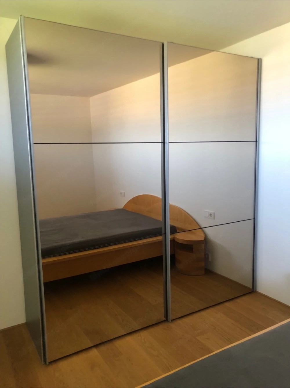 Kleiderschrank mit 2 Schiebetüren