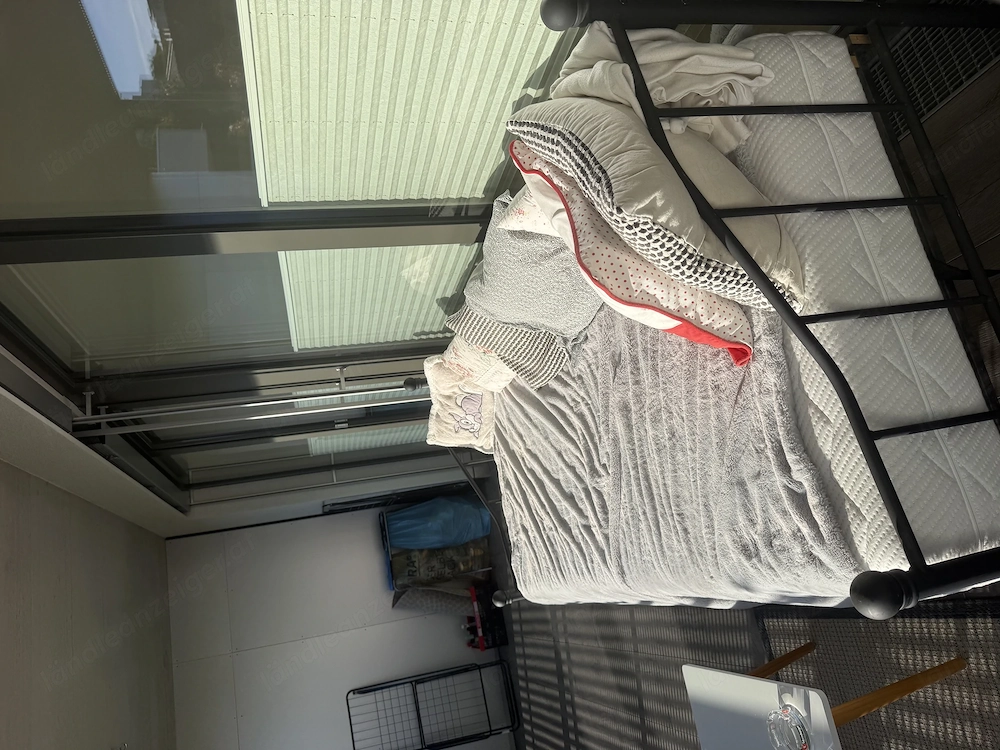 Bett mit Matratze und Lattenrost