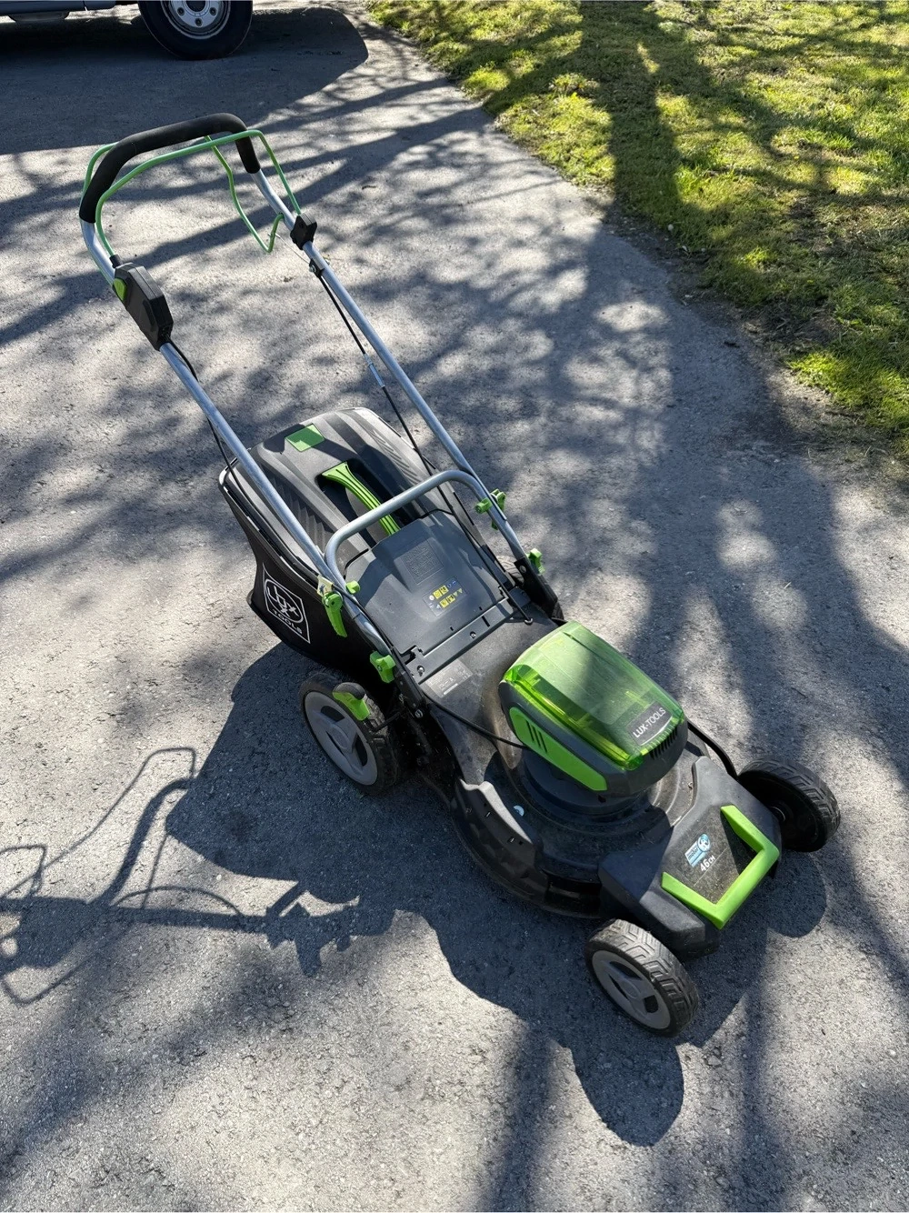 Elektrorasenmäher mit 4 Akkus