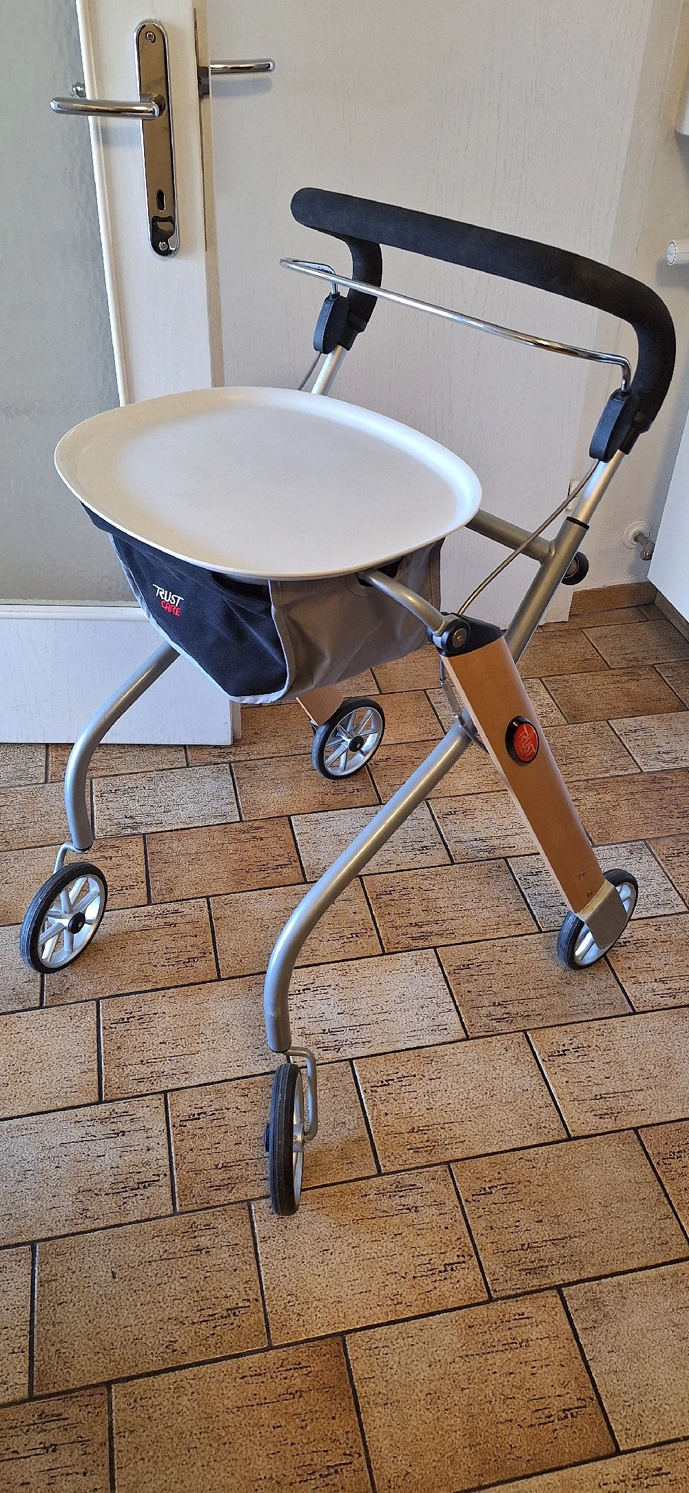 Rollator Trust Care Gehhilfe Innenraum