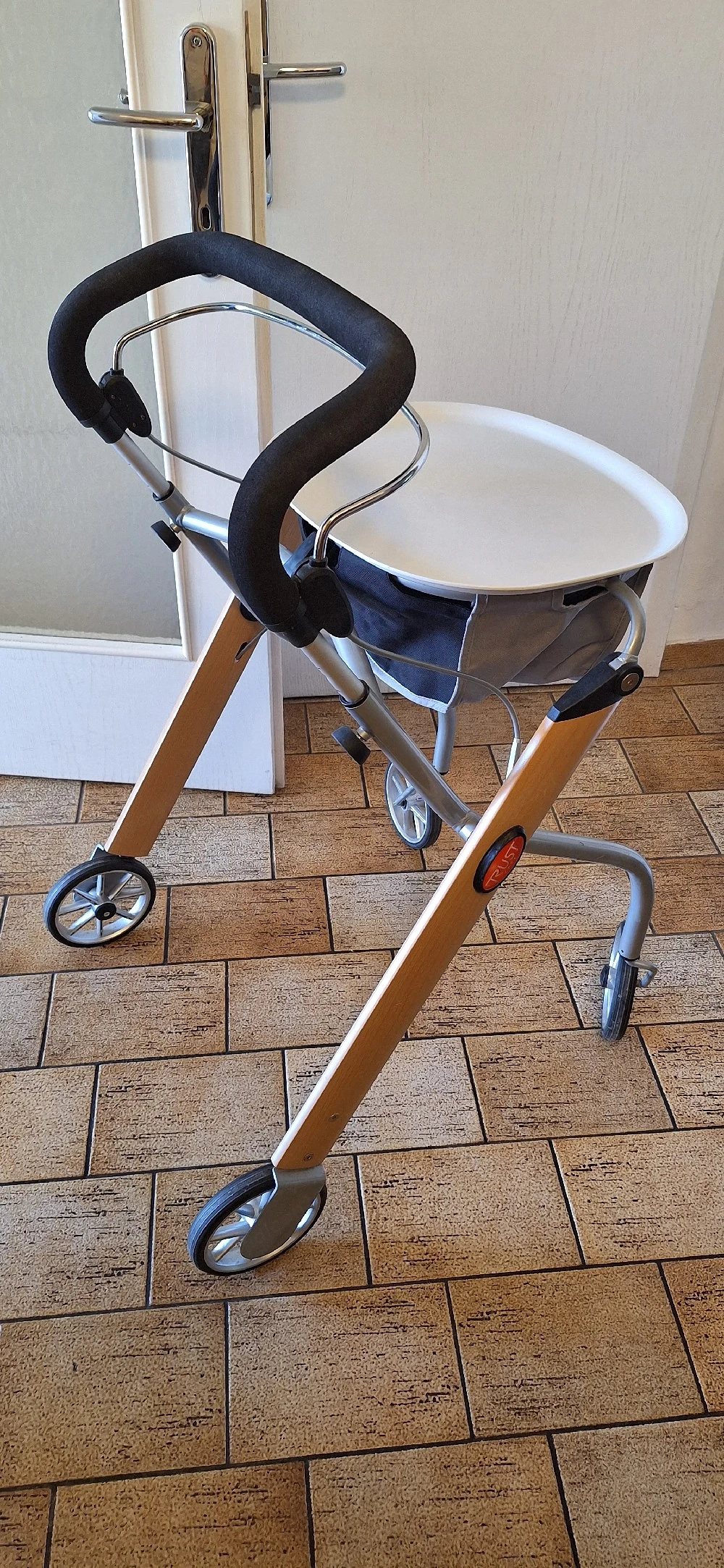 Rollator Trust Care Gehhilfe Innenraum