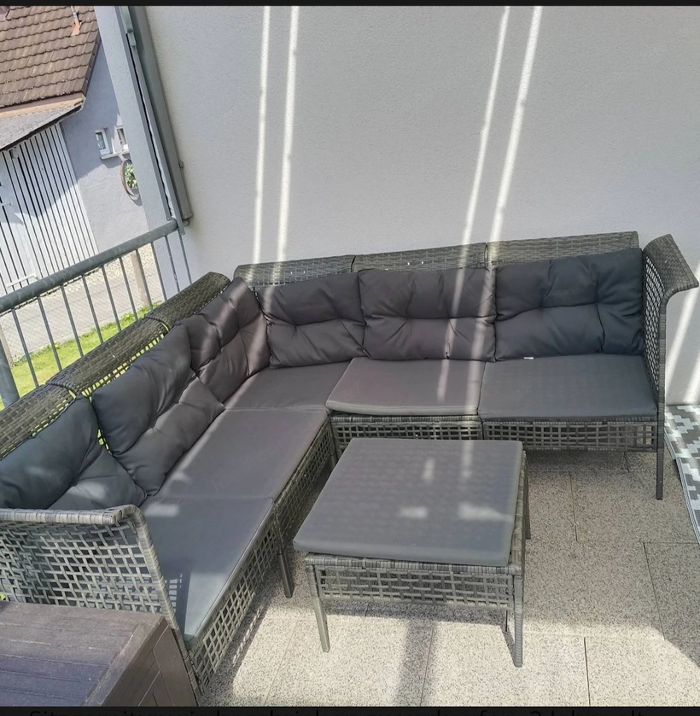 Rattan Lounge mit Hocker und Kissen