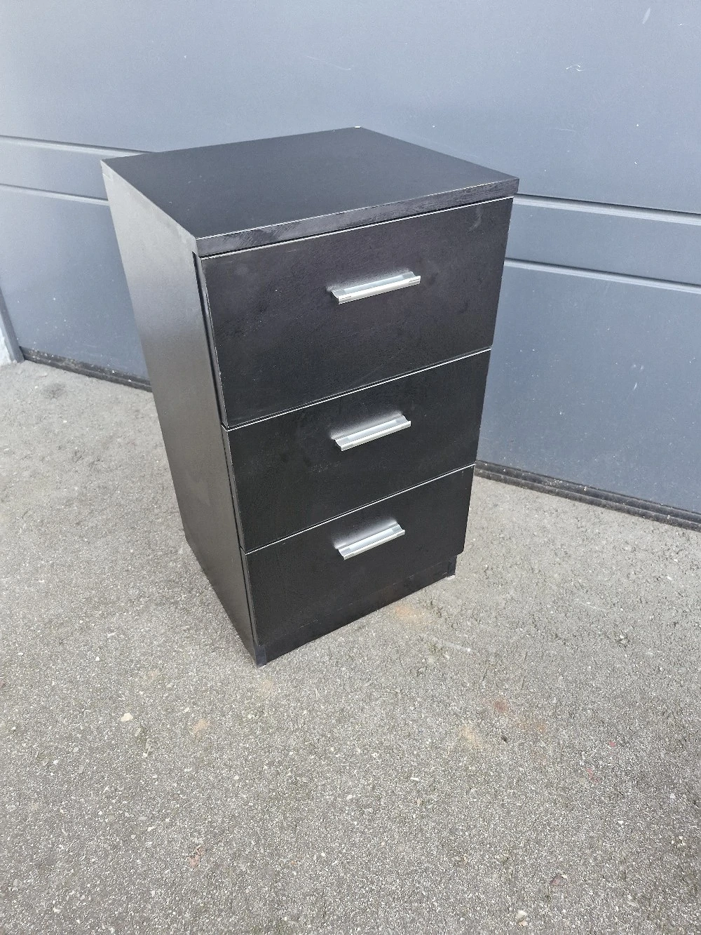 1 schwarzes Kästchen 