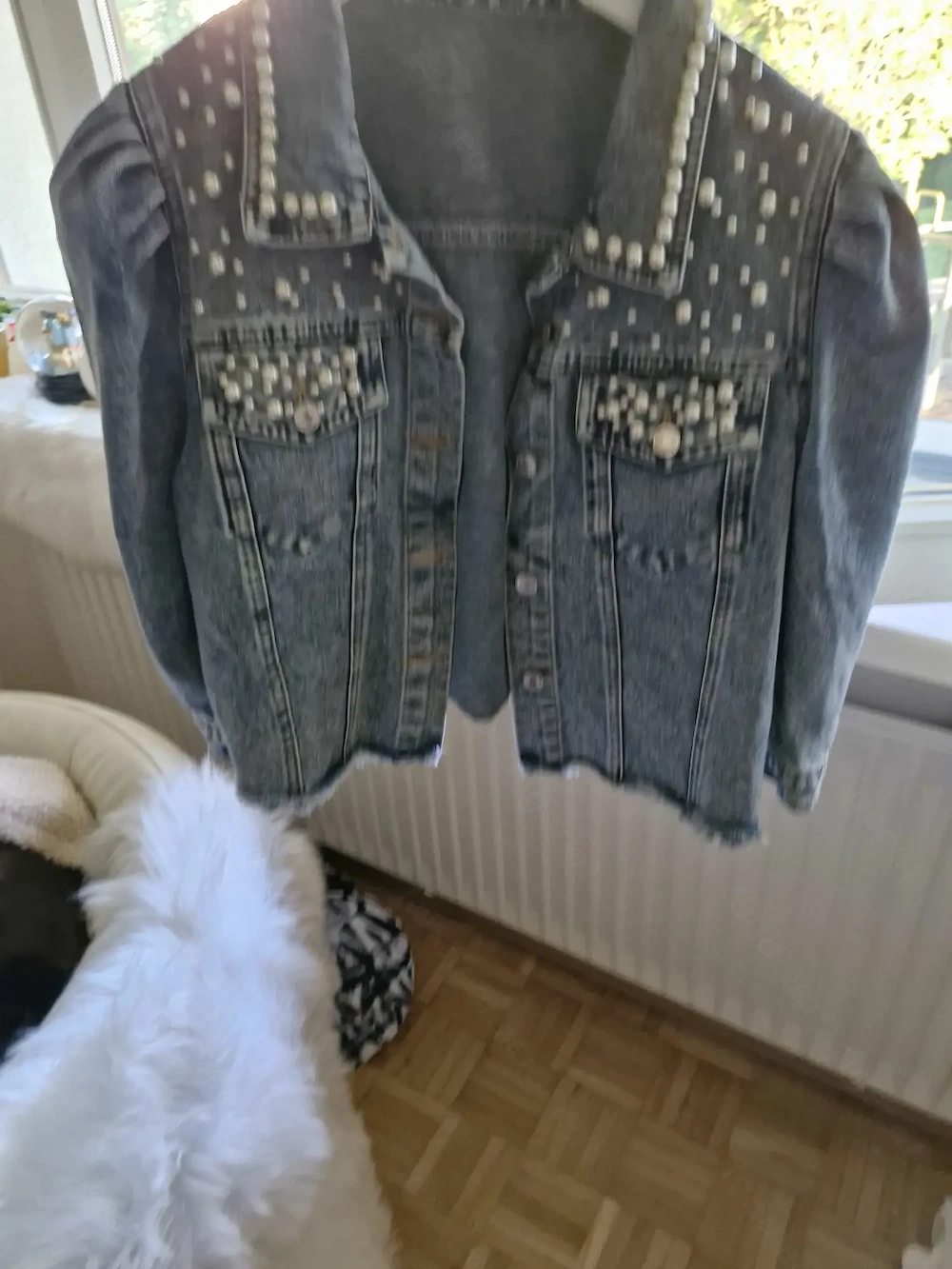 Kurze Jeansjacke mit Perlen 40-42