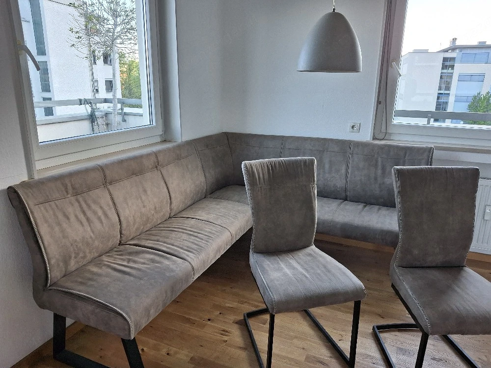 Eckbank mit 2 Stühlen 