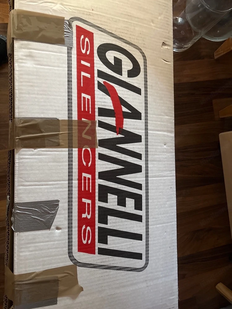 Motorradmechaniker für den Anbau eines Auspuffs