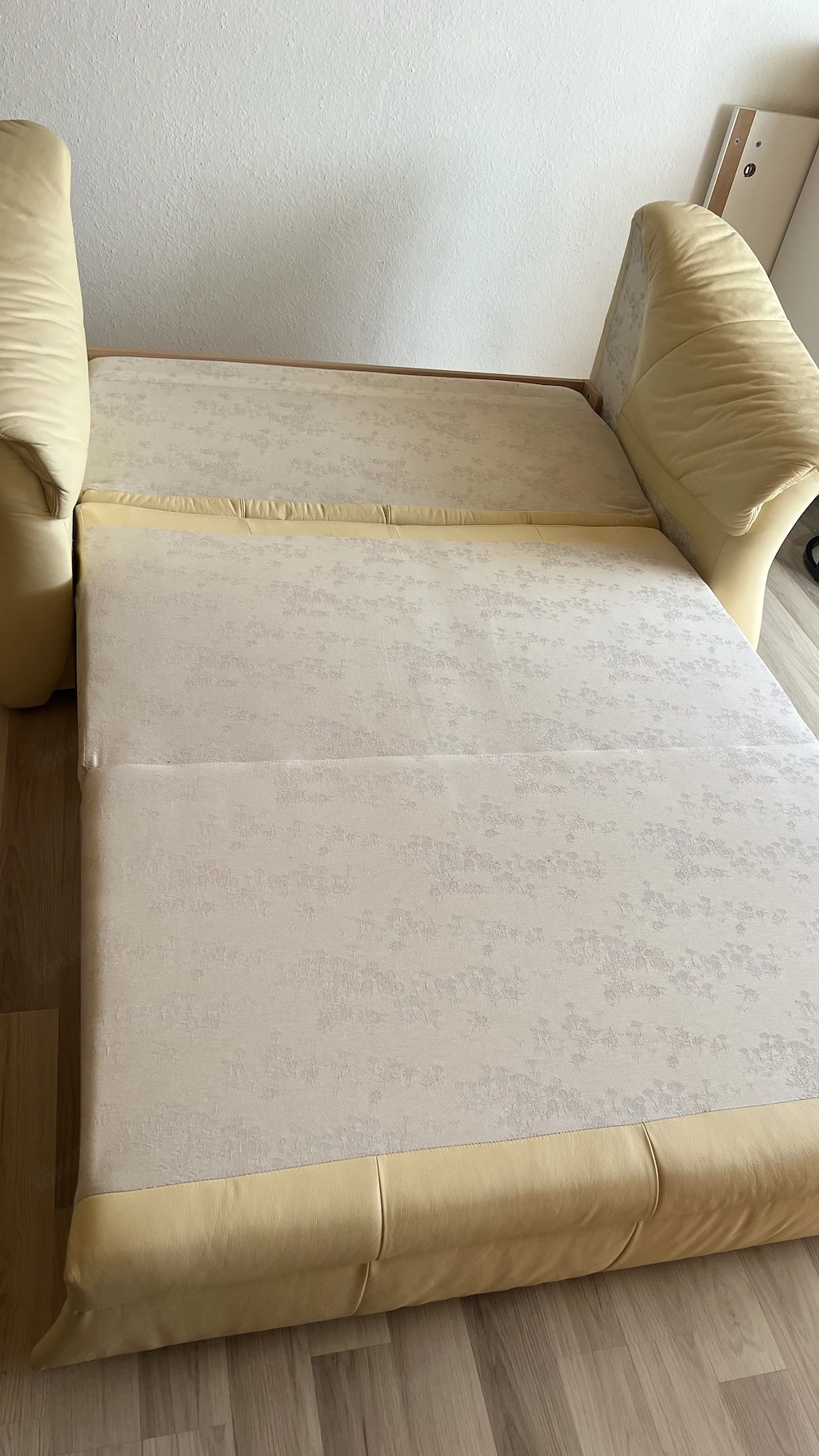 kleine Ledercouch mit Bettkasten und ausziehbarer Liegefläche zu verschenken