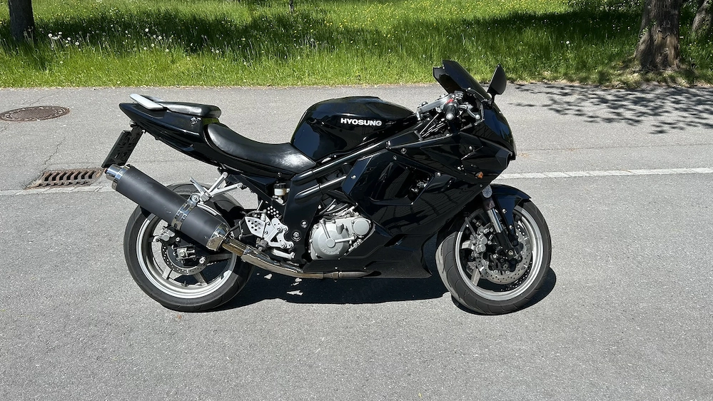 Hyosung GT650R (mit Zubehör und Verbrauchsmaterial)