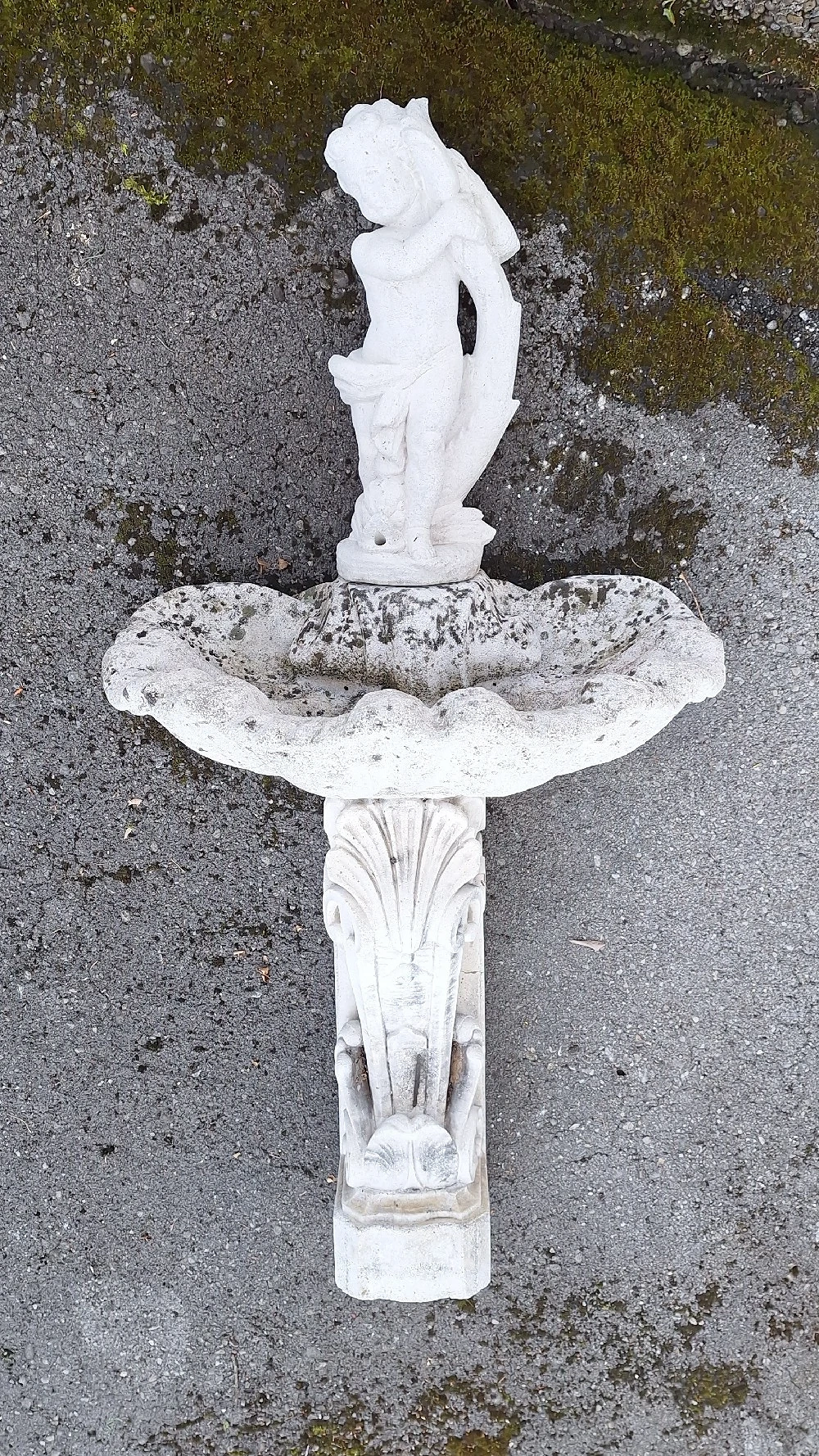 Brunnen aus Weißbeton zur Wandbefestigung