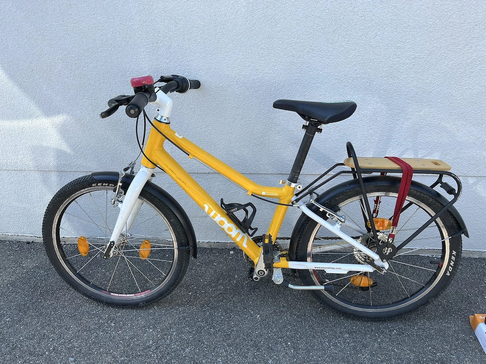 Woom 4 sunny yellow inkl. Ständer, Kotflügel und Gepäckträger