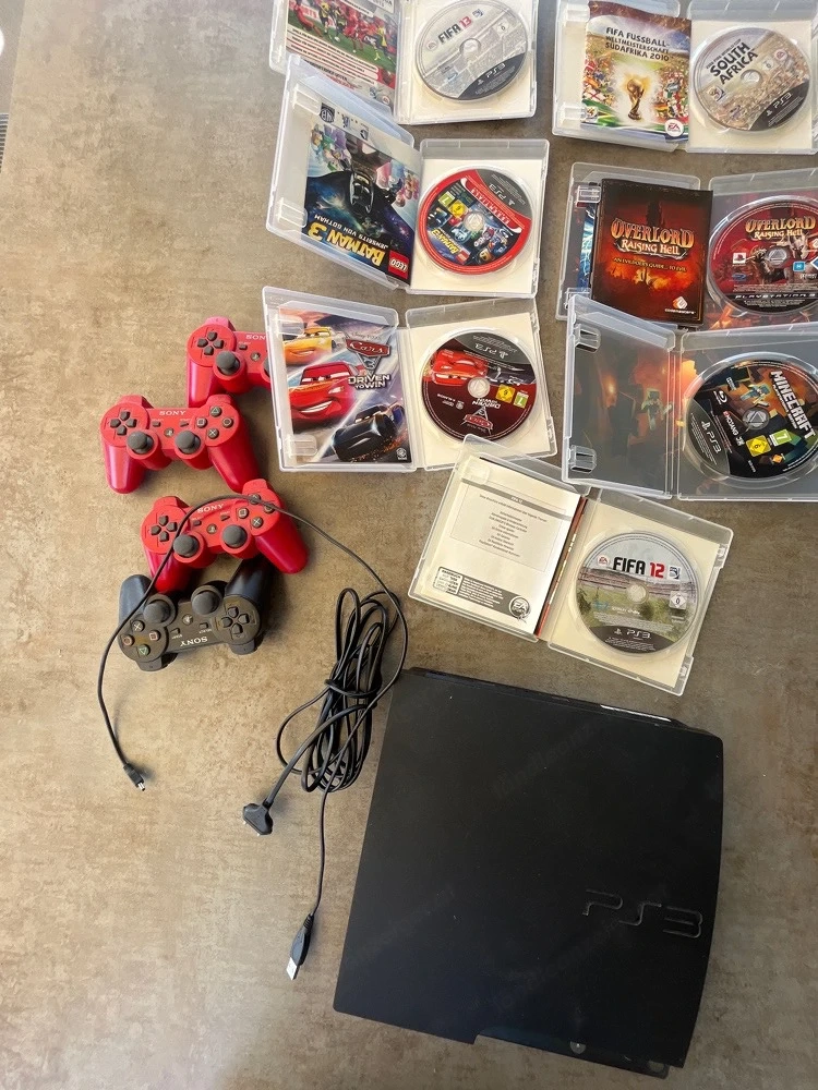 ps3 mit 4 controller und 7 CD spiele 