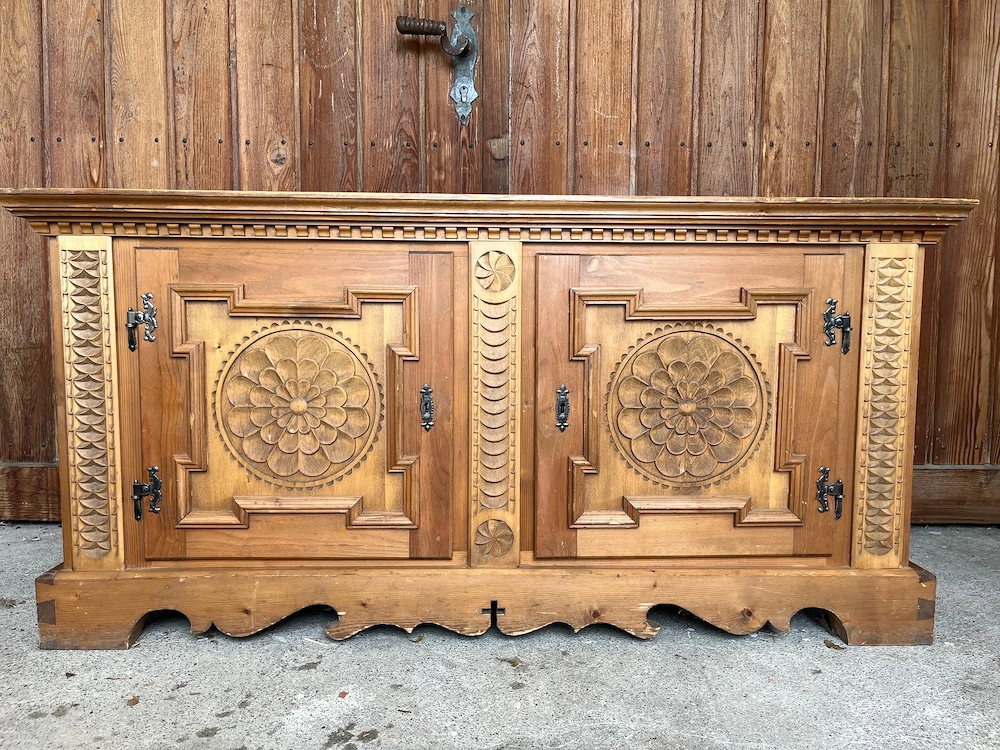 Holzkommode geschnitzt