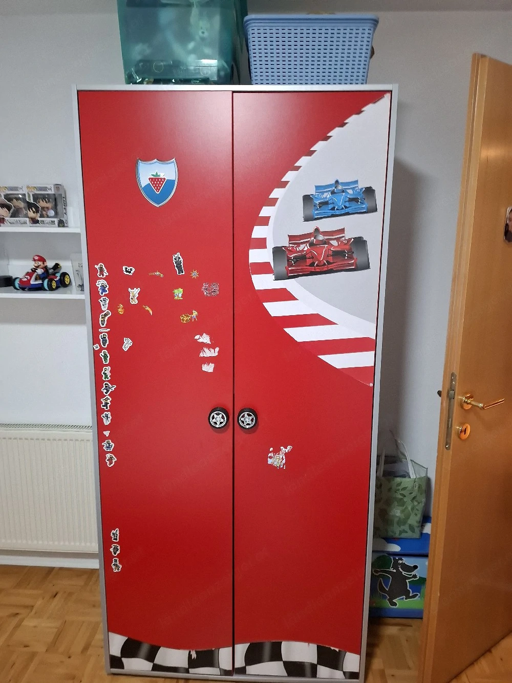 Schreibtisch und Schrank