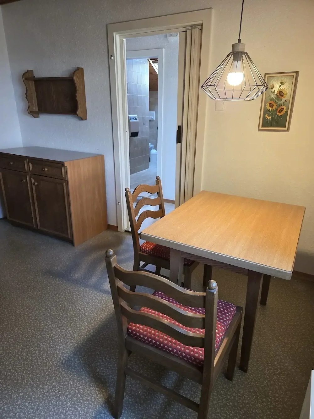 Esszimmermöbel und Couch