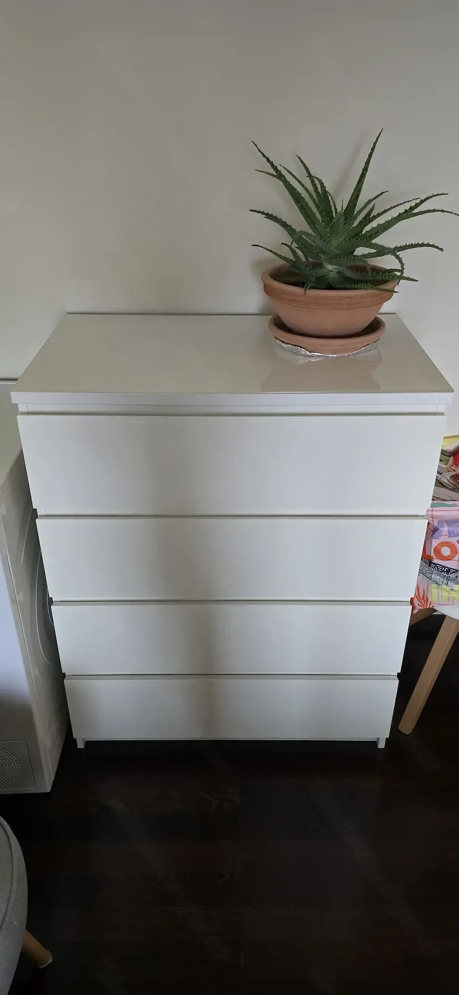 Malm kommode mit glasplatte