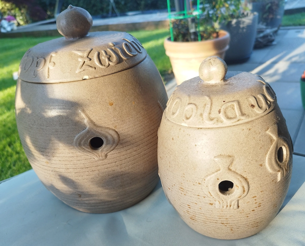 Tontöpfe für Zwiebel und Knoblauch 