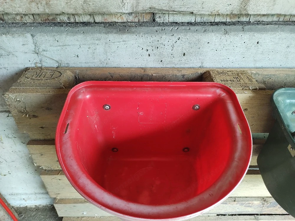 Verkaufe 2 x Futtereimer zum Aufhängen für Pferde pro. Stück 6    