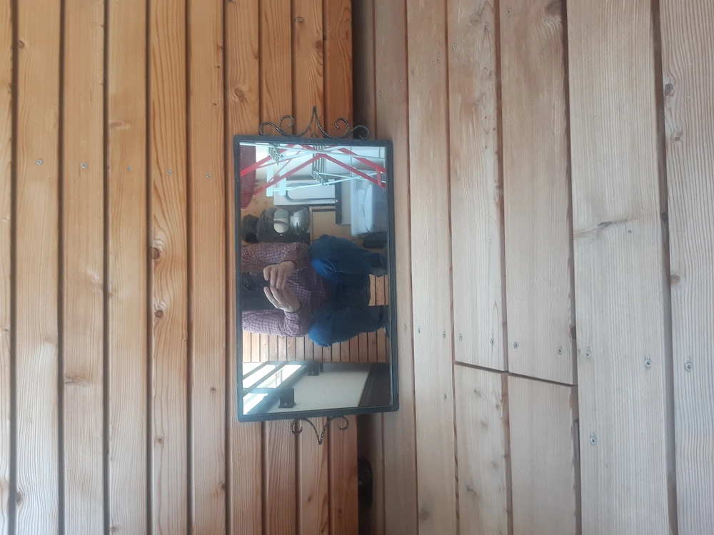 Ein Wandspiegel 