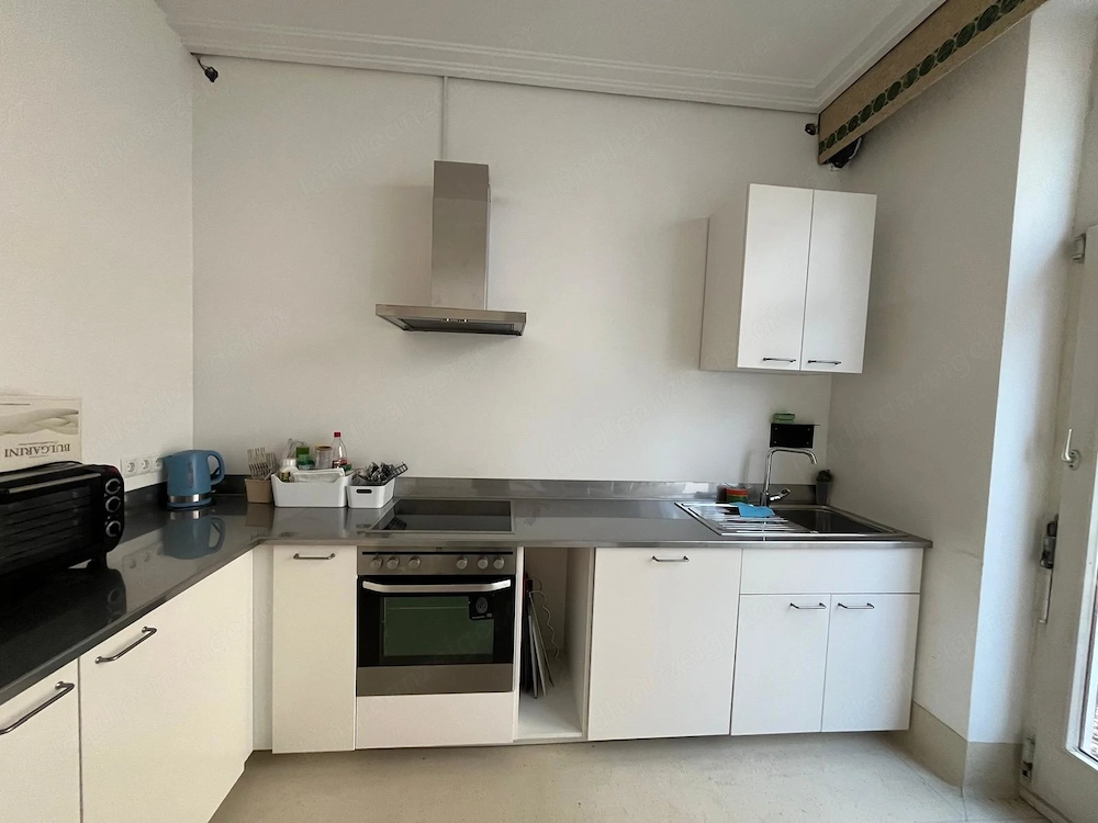 L-Küche mit Edelstahl Arbeitsplatte 