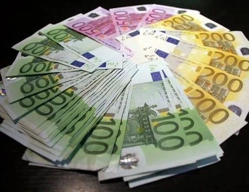 KREDITE: Finanzlösungen für Privatpersonen und Unternehmen